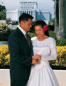 Les Temples Mormons couple polynésien lors de leur mariage au temple à Tahiti