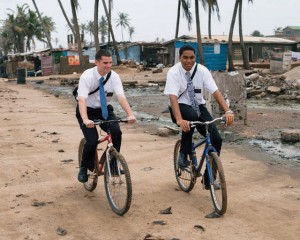 Deux jeunes hommes en mission