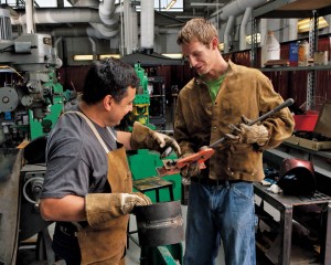 hommes travaillant, article engagé par Dieu