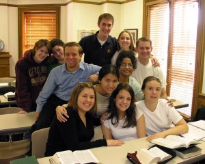 jeunes adultes dans leur classe d'institut: l'éducation permanente spirituelle est vivement recommandée