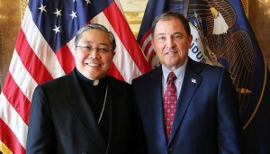 L'archevêque catholique, Bernardito Auza, et le gouverneur de l'Utah, Gary Herbert. Image via Deseret News.