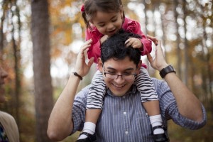 La famille: Déclaration au monde. Un père et sa fille en promenade