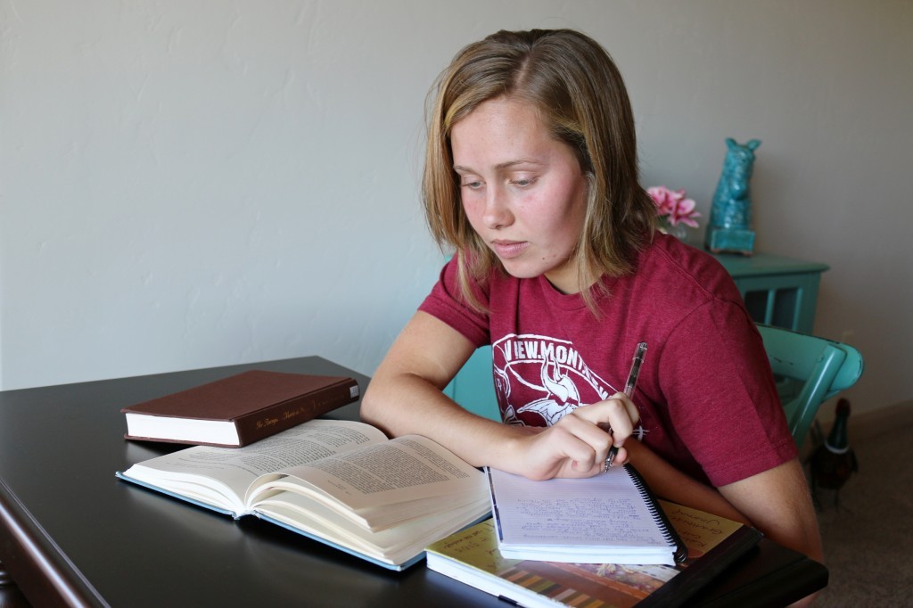 Jeune-adulte-etudie-Ecritures-1024x682