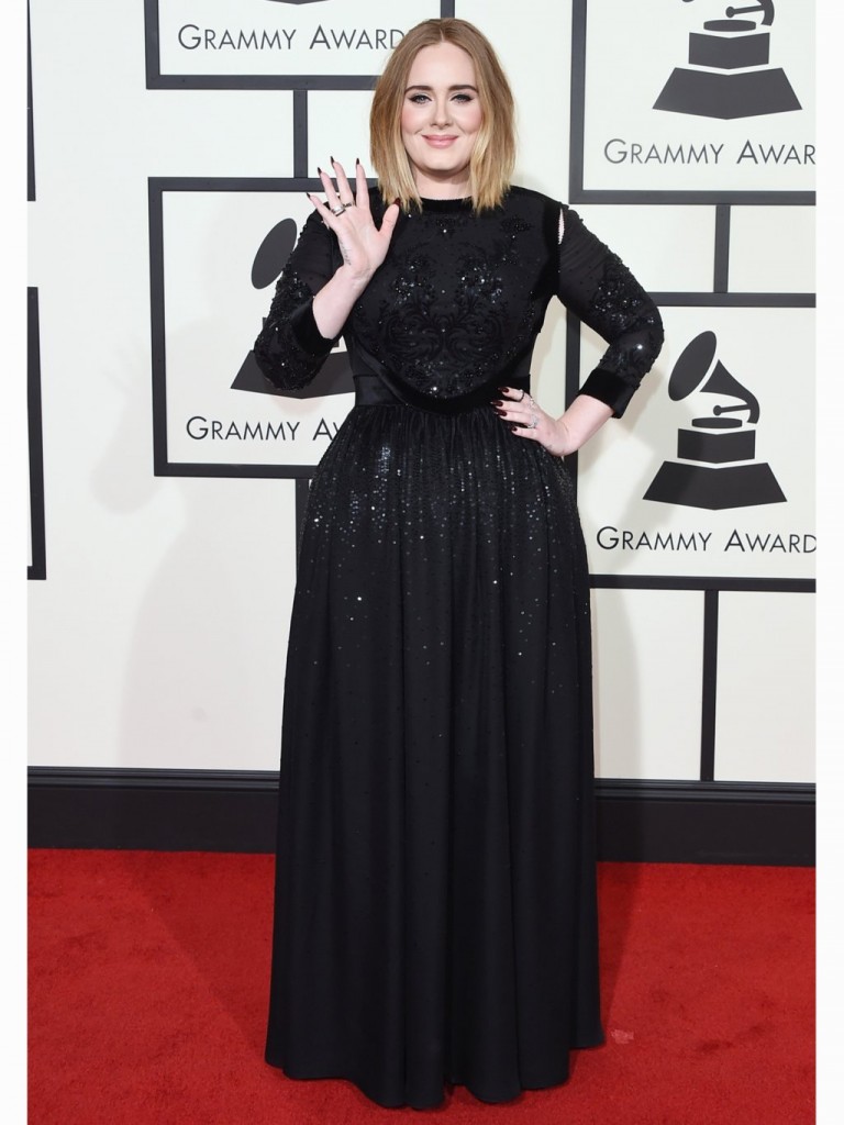 Adele porte une robe modeste lors des Grammy 2016
