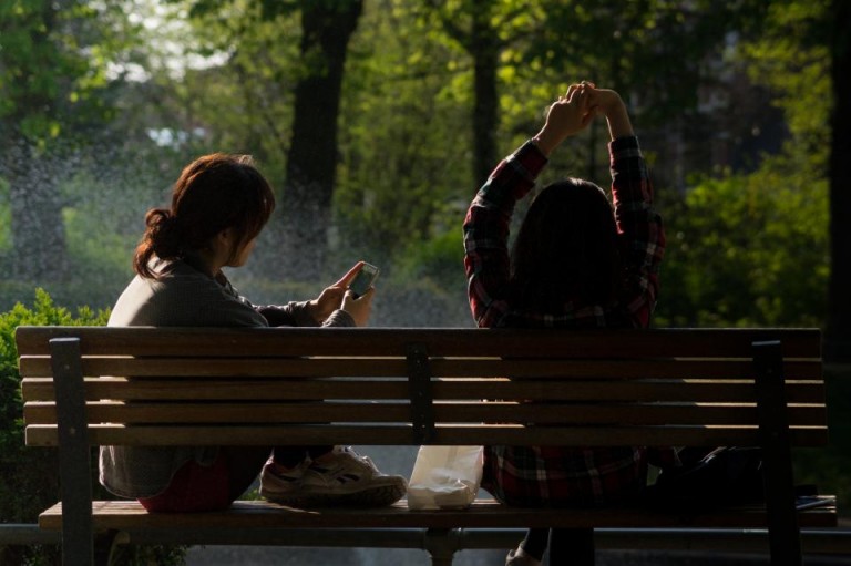 femmes avec téléphone