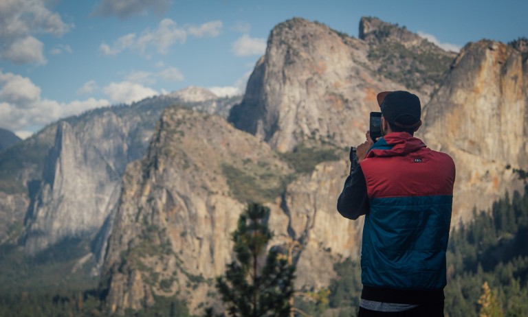 homme surplombant la montagne