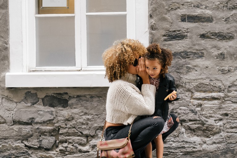 femme parlant avec son enfant
