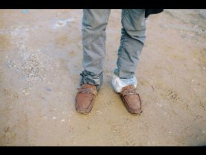 Hayley Smith dons de chaussettes