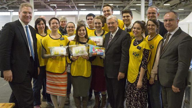 Elder Ballard visite une action d'aide aux réfugiés