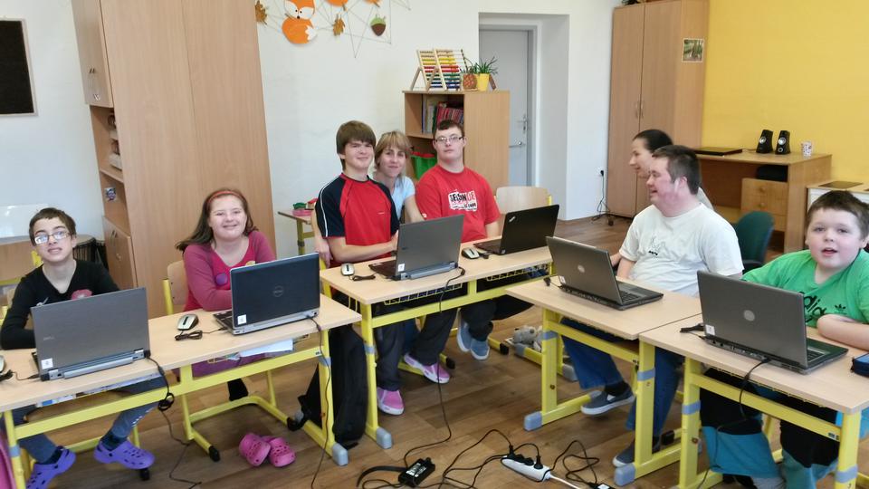 Elves à l'école de Naratov LDS Charities