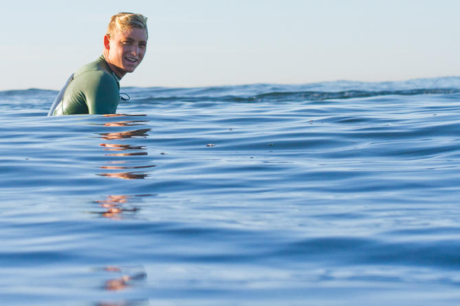 Jordy Collins est champion de surf et mormon