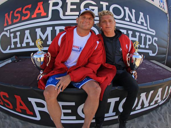 Darren et Jordy après la victoire lors d'une compétition de surf