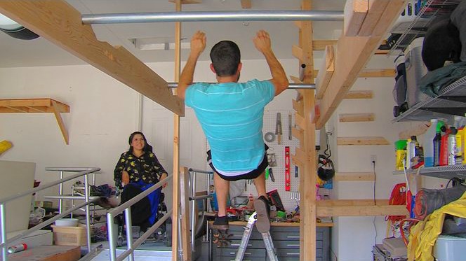 Michael Stanger s'entraîne dans son garage pour sa participation à American Ninja Warrior