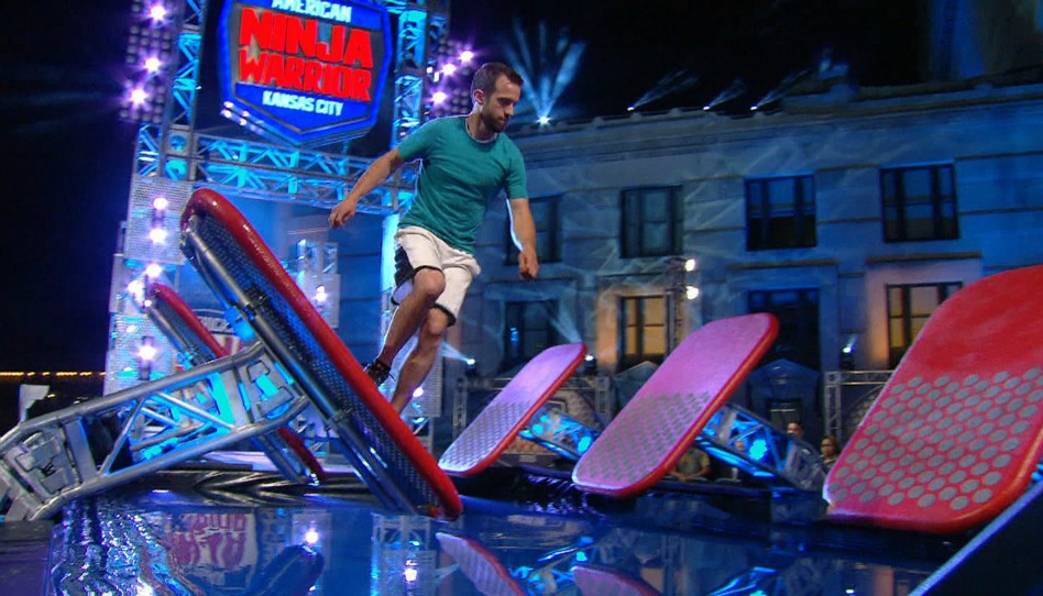 Michael Stanger participe à American Ninja Warrior
