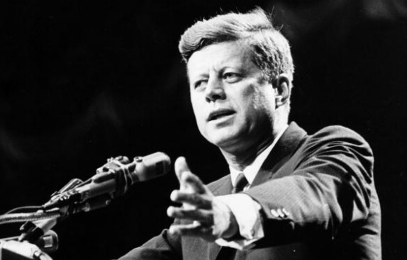 John F. Kennedy est une des célébrités qui a fait l'éloge des Mormons.