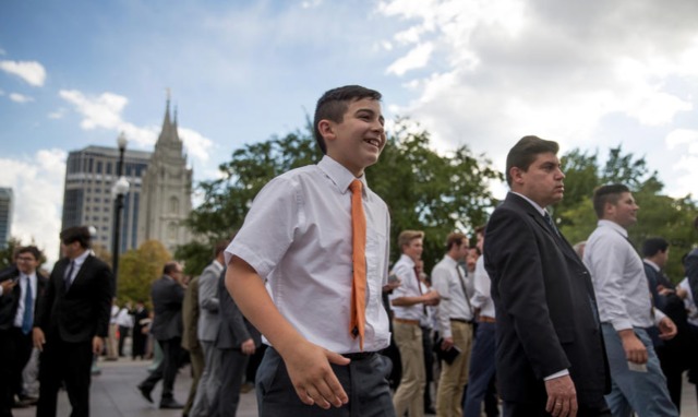 Les hommes agés de 12 ans et plus se retrouvent tous ensemble pour la session de la prêtrise de la conférence genérale