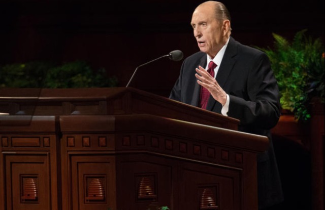 Le président Monson, prophète de l'Eglise de Jésus Christ des Saints des derniers jours, s'adresse aux membres lors de la conférence générale