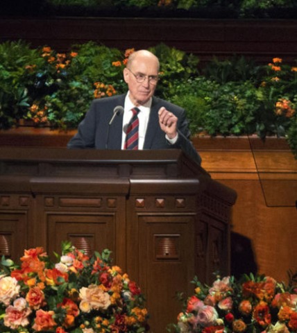 Président Eyring, conseiller du prophète, adressant son discours de conférence générale