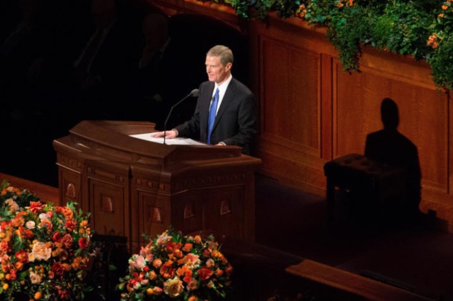 Elder Bednar s'adressant à la congrégation lors de la dernière session de conférence générale