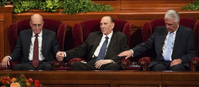 Le prophète de l'Eglise mormone et ses trois conseillers, photo de la conférence générale lors de la session des femmes