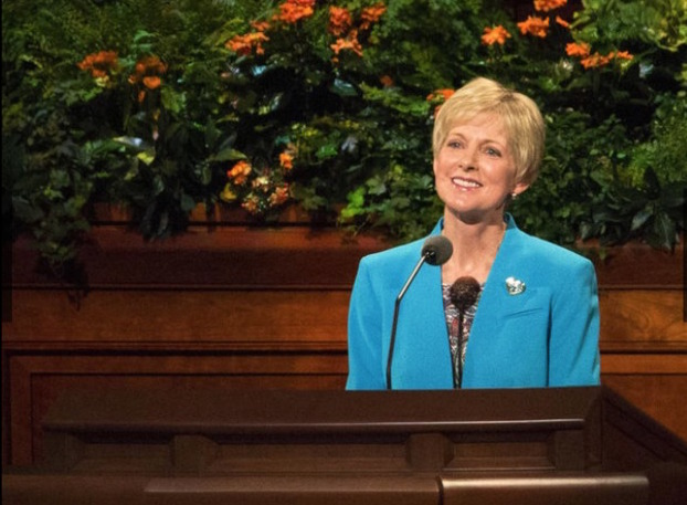 photo de soeur Bigham au pupitre du centre de conférence, lors de la session des femmes de la conférence générale