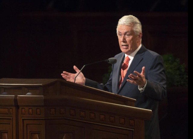 photo de président Uchtdorf, 1er conseiller dans la première présidence, s'adressant aux membres de l'Eglise lors de la session du samedi matin de conférence générale