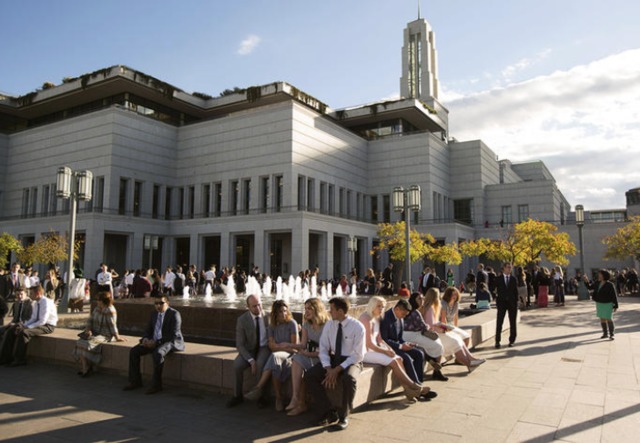 Les membres de l'Eglise assistant à la conférence générale devant le centre de conférence