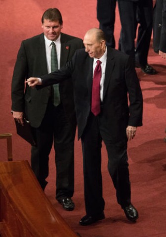 Président Monson, à la fin de la conférence générale adressant un dernier aurevoir à la foule de Saints des Derniers Jours