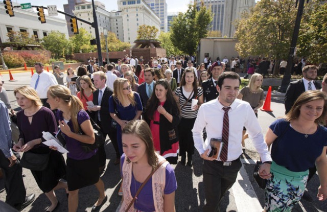 photo de la foule de membres de l'Eglise mormone qui assistent à la session de conférence générale su samedi après midi.