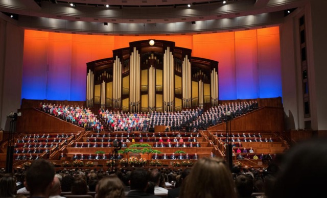 photo de l'intérieur du centre de conférence générale où des milliers de personnes sont réunies pour écouter les discours du prophète et des dirigeants de l'Eglise mormone