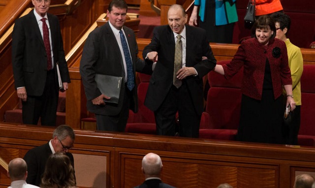 Photo du président Monson, prophète de l'Eglise mormone qui salut la foule à la fin de la session du samedi matin de conférence générale