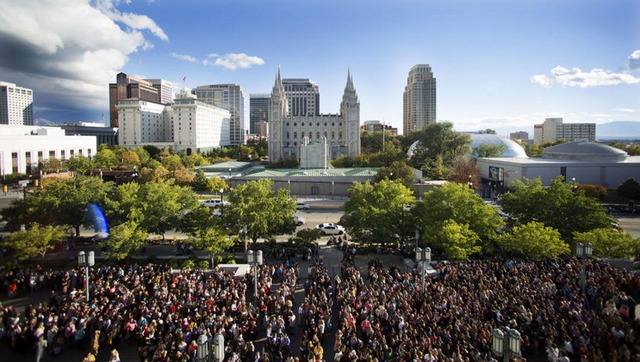 Vue du ciel des membres devant le centre de conférence générale
