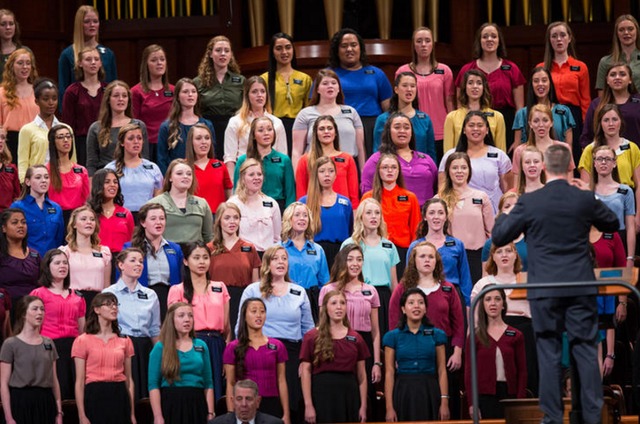 Le choeur de la session du samedi après midi était composé de missionnaires du centre de formation des missionnaires de Provo.