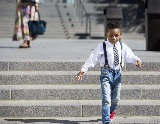 photo d'un petit garçon sur les marches du centre de conférence générale