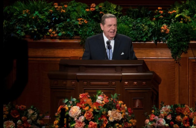 Elder Holland, membre du collège des 12 apôtres adressant son discours au pupitre du centre de conférence lors de la session de la prêtrise de conférence générale