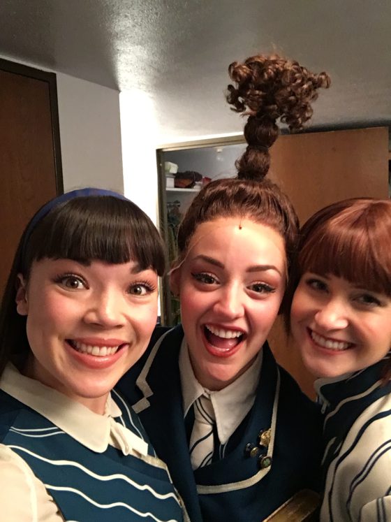 Wicked le musical: deux mormones et une de leur collègue de la troupe