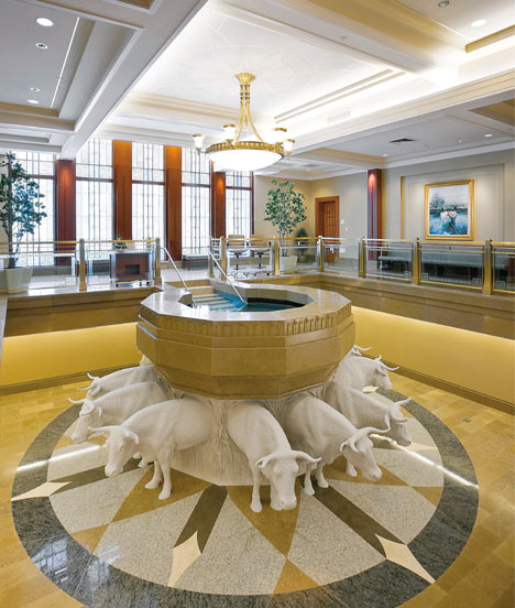 à l'intérieur du temple, les fonts baptismaux