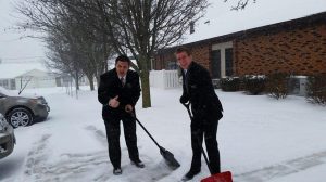 pendant la mission, les missionnaires rendent service