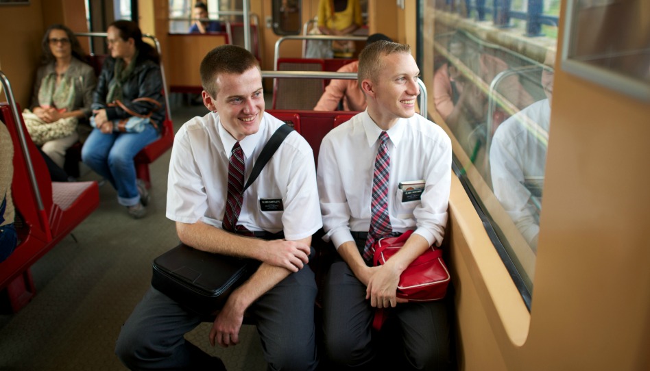 Deux missionnaires dans un train au Portugal.