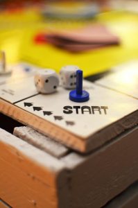 lors d'une coupure d'électricité, les jeux de société font passer le temps