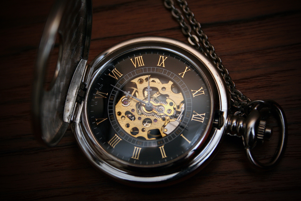 Eliza portait une montre à gousset pour être toujours à l'heure