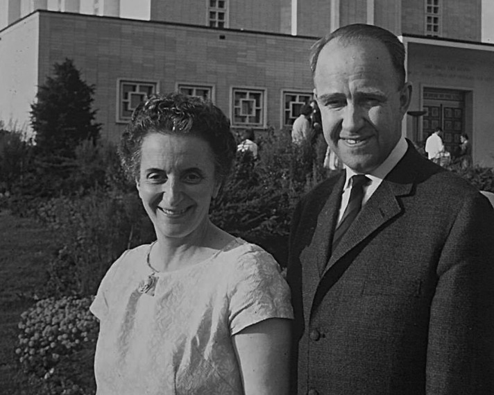 Agnes Erdös et Gustav Palm devant le temple de Bern avant le scellement de leur famille