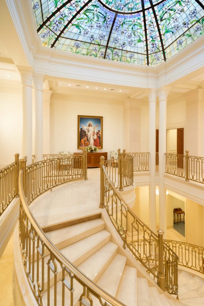 Le grand escalier du temple de Paris