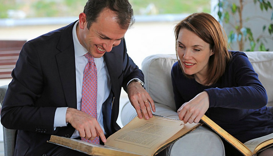 Elder Bennasar et son épouse consultent des livres de leur histoire familiale