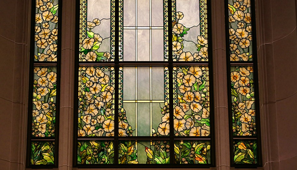 vitraux du temple de Paris la nuit quand il est éclairé