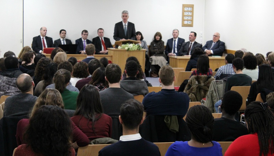 jeunes adultes écoutent Gérald Caussé à l'Institut de religion de Paris