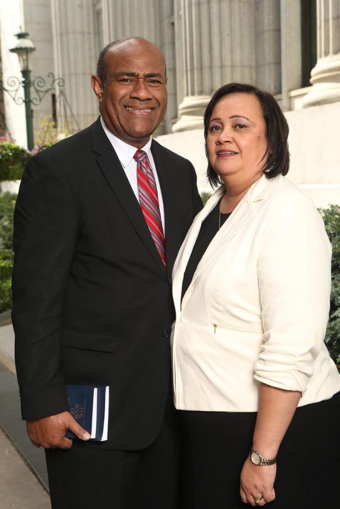 Elder Wakolo et son épouse à Salt Lake City