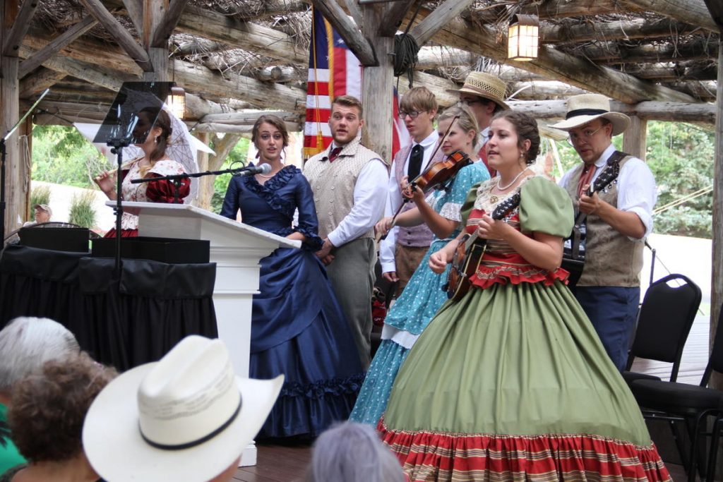 des descendants de pionniers chantent