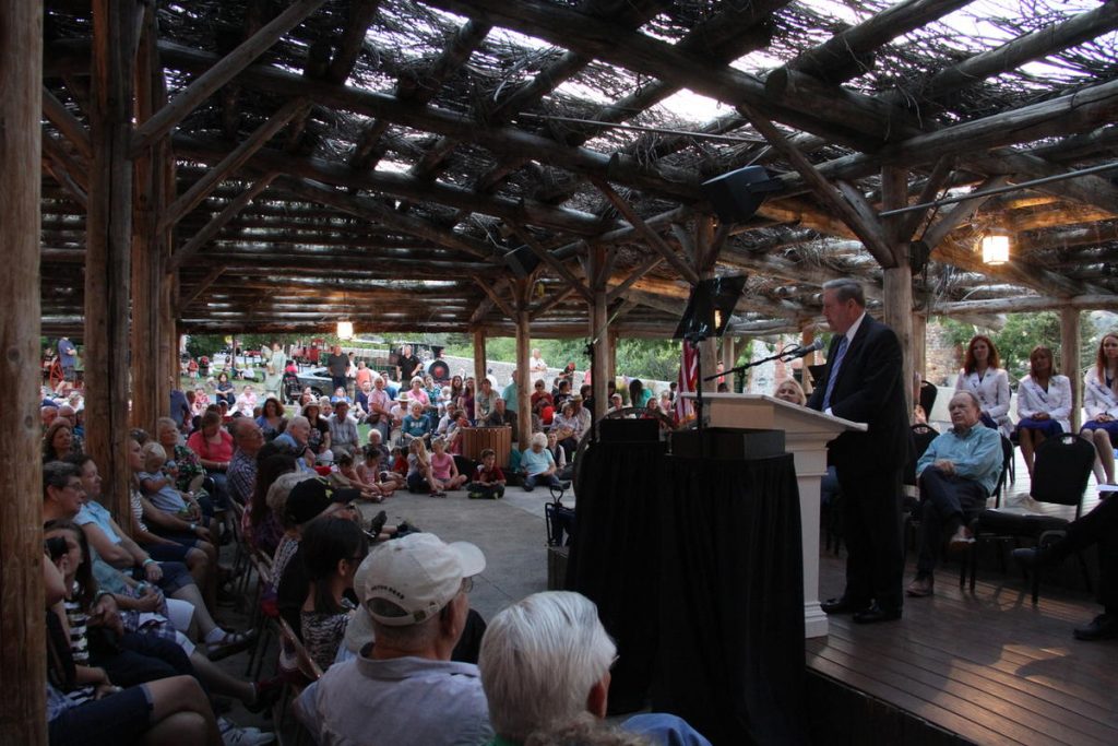 Elder Holland devant la foule des participants, expliquant l'héritage pionnier