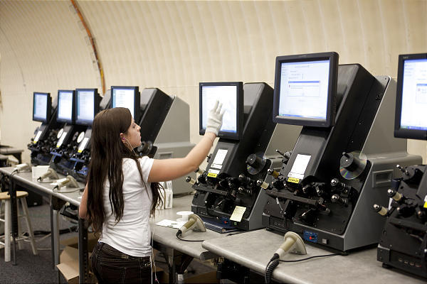 Une employée de Mountain Vault convertie des microfilms en images numériques